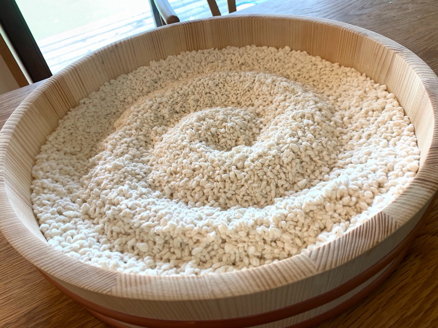 曲げわっぱに広がる白い米麹