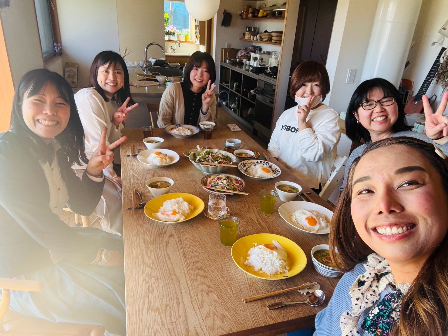 生徒さんが料理を囲んで笑顔で過ごすレッスンの様子