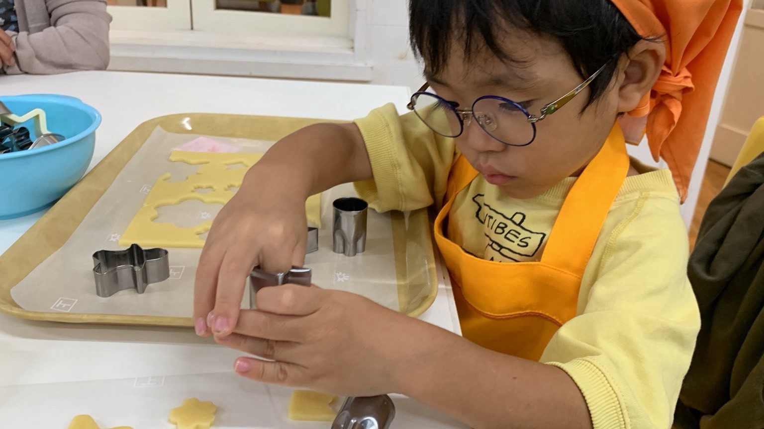 子どもが型抜きに取り組む親子料理教室の様子